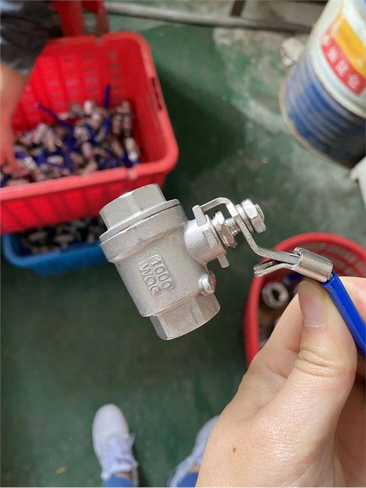 Robinet à tournant sphérique à filetage en acier inoxydable 2 pièces